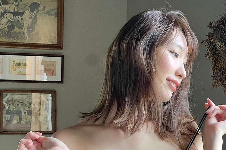 新田ゆう、薬学院生の白衣の下は…美しいランジェリーの画像1