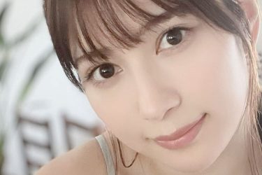 雪平莉左、瞳も谷間も吸引力抜群