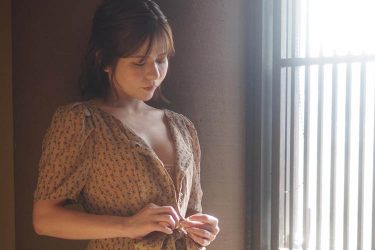 紅羽祐美、淡い光の中で魅せる美ボディ