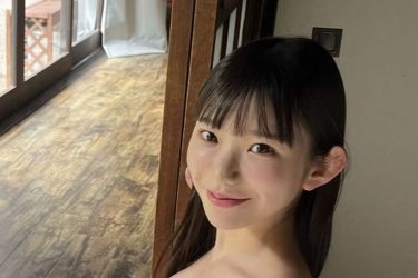 長澤茉里奈、しっぽり正座のビキニ美女