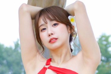 相原美咲、変形水着の大胆ショット