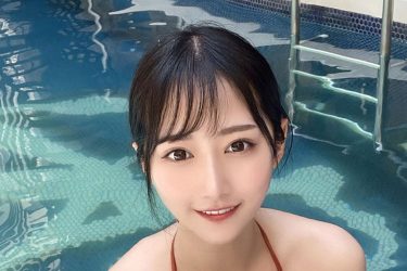 川瀬もえ、プールでひょっこり美谷間
