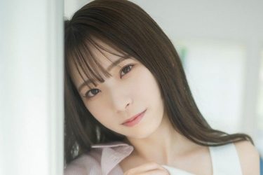 紅羽りお、捲り上げ純白ランジェリー