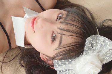 桑田彩、仰向けメイド風ランジェリー
