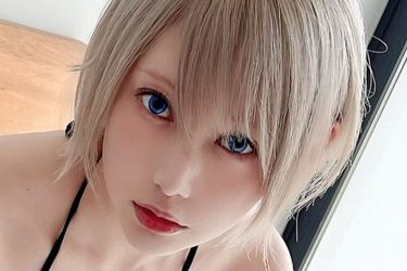 篠崎こころ、ぎゅっと輝く美谷間