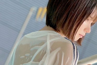 えなこ、濡れ透けバックショット