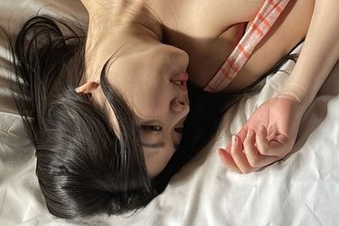 風吹ケイ、仰向けのはだけ美谷間