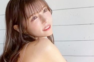 夏本あさみ、美ヒップ際立つ猫ポーズ