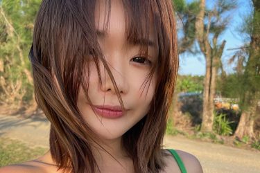 藤田もも、夏空に輝く美スタイル