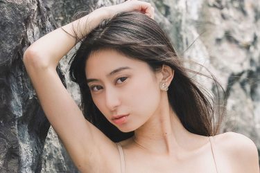 桑田彩、岩場のヌーディビキニ