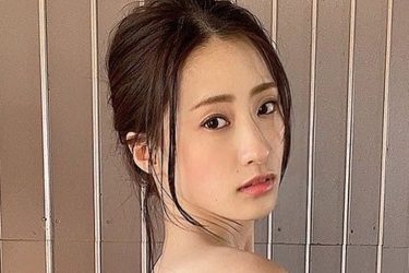 澄田綾乃、デニム地のプリ尻