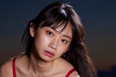 相沢菜々子、クールな赤ビキニボディ