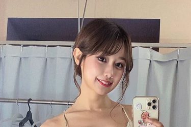 相原美咲、破れデニムパンツでセルフィ