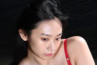 相沢菜々子、真っ暗闇の艶赤ビキニ