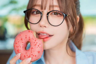 白田まい、谷間と舌ペロの甘々ショット