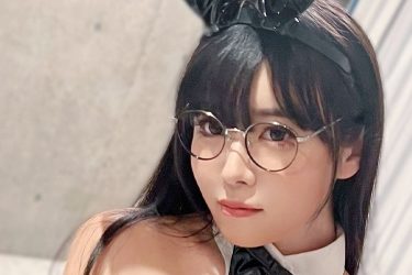 東雲うみ、二刀流メガネの正統派バニー