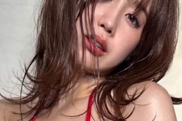 相原美咲、テカテカ赤ビキニ開脚