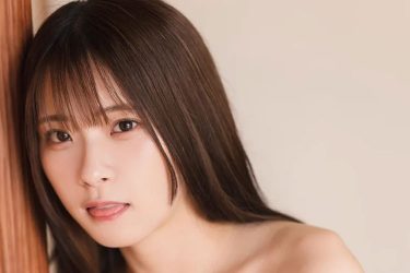 紅羽りお、大胆なペロリ美女