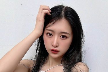 真島なおみ、びしょ濡れの沼カット