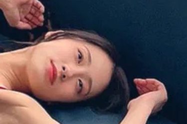 澄田綾乃、正座でイナバウアー