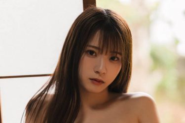 紅羽りお、和室で誘惑的な表情の艶姿