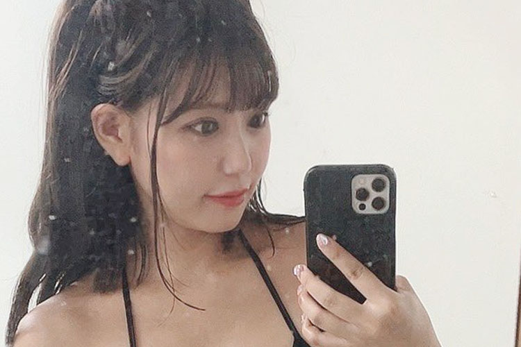 篠原冴美、紐ビキニ×ニーソで極上ボディの画像1