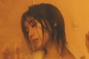 相原美咲、ガラス越しの乱れショット