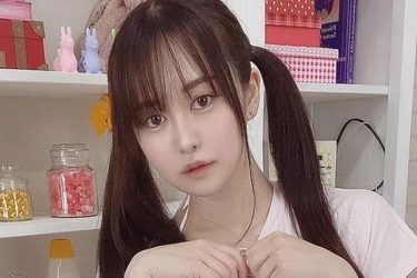 伊藤しずな、ペロンと誘惑ランジェリー