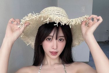 真島なおみ、麦わらビキニ美女