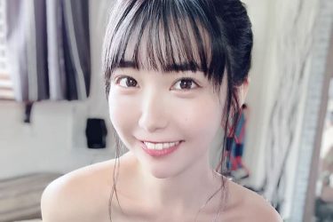 天羽希純、こんもりバストで微笑の開脚