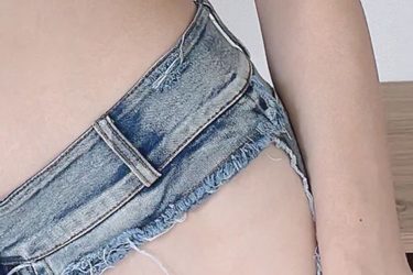 紅羽りお、ビリビリ短パン引っ張り…