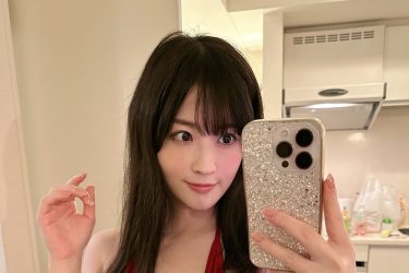 メイリ、椅子跡くっきり…ふわモチ美ヒップ