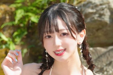 宮本なる、輝くレースビキニショット