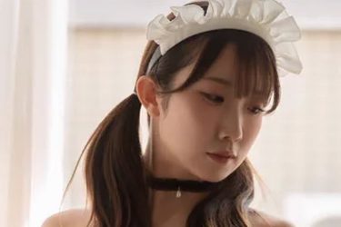 大河もも、メイド風極小ビキニ