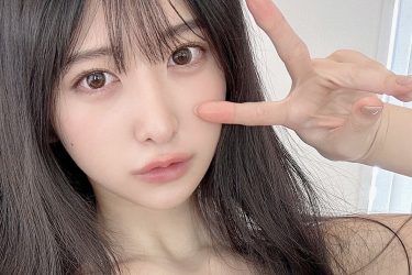 真島なおみ、ブラ一丁の純朴艶セルフィ