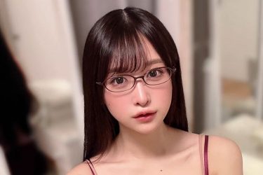 真島なおみ、眼鏡スタイルで大胆お出迎え