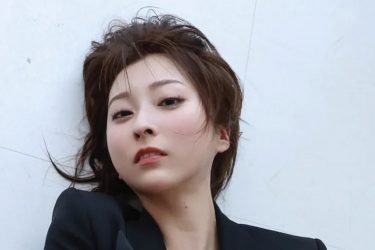 緒方咲、ジャケットの下は…危険すぎる大胆ショット