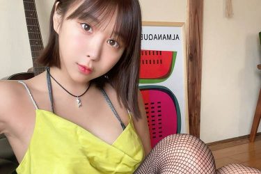 日向葵衣、網タイツとガーターリングの極上太もも