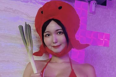 九条ねぎ、被り物×赤ビキニの極上ボディ