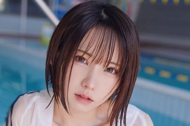 えなこ、競泳水着×ニーハイの濡れボディ