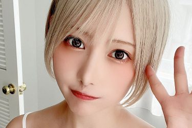 篠崎こころ、純白ランジェリーの金髪ショート美女