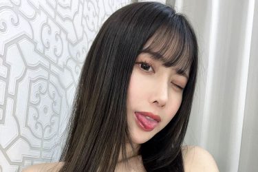 名取くるみ、黒髪ロングの美谷間