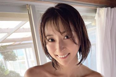 緒方咲、バスローブの美谷間ここに