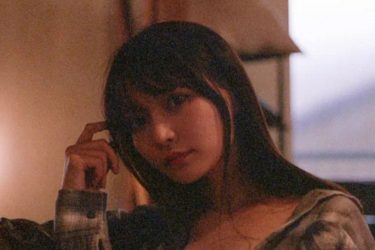 似鳥沙也加、麗しき陰影グラビア