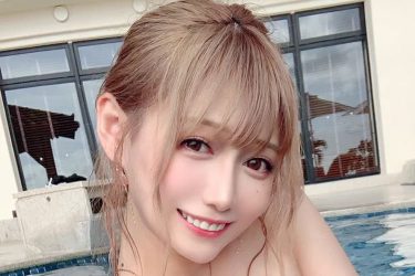 篠原みなみ、プールでムニュっと…