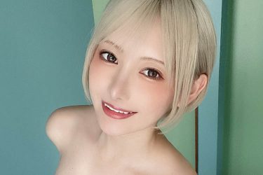 篠崎こころ、まぶしい美谷間でにっこり