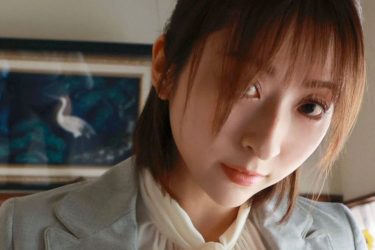 緒方咲、スーツ美女の激しい食い込み