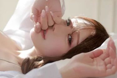 白田まい、純白の仰向け美ボディ