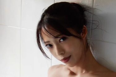 宇佐美なお、眼帯ビキニで強めの誘惑