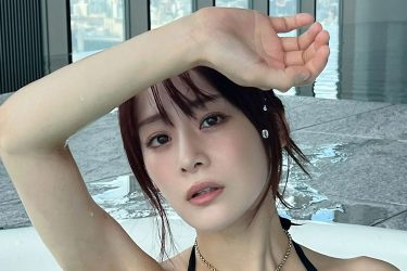 福岡みなみ、オキニ水着のジャグジーショット